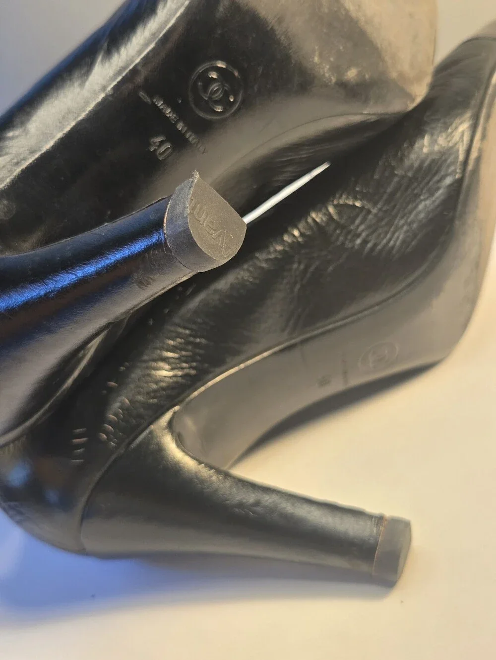 Chanel pumps black leather CC Pointed Cap Toe Size 40 Authentic
